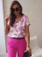 Elegancka wizytowa top bluzka damska dekolt V kolorowy wzór różowe kwiaty krótki rękaw PurPura Polska produkcja
