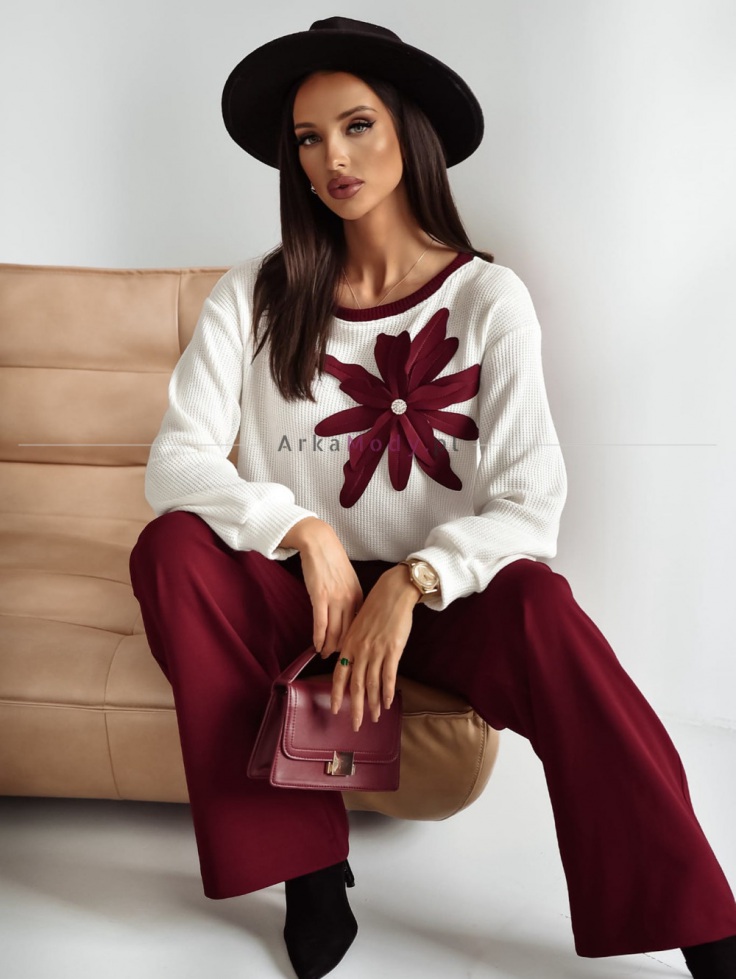 Sweter damski ecru z naszywanym kwiatem bordo Xana Collection Polska