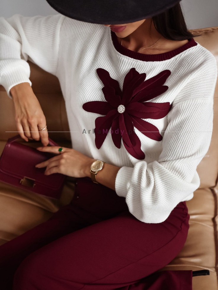 Sweter damski ecru z naszywanym kwiatem bordo Xana Collection Polska 2