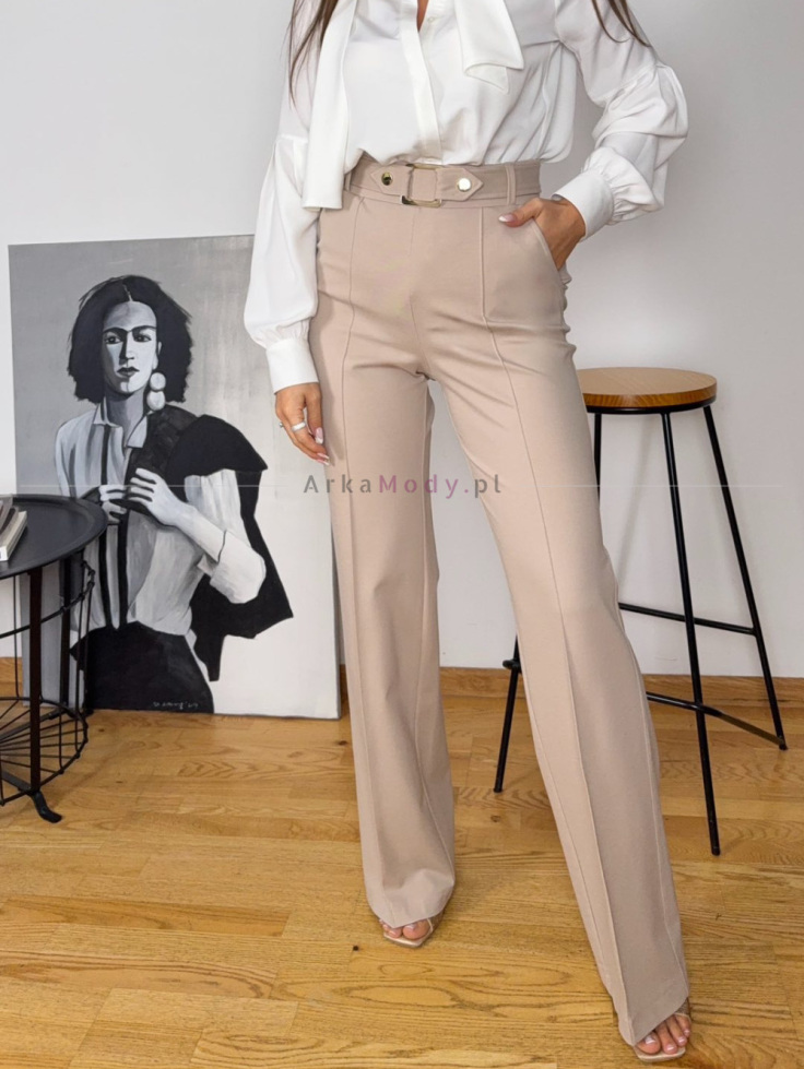 Eleganckie spodnie damskie Arden beż ozdobna klamra rozszerzana  nogawka wysoki stan WIBs Polska produkcja