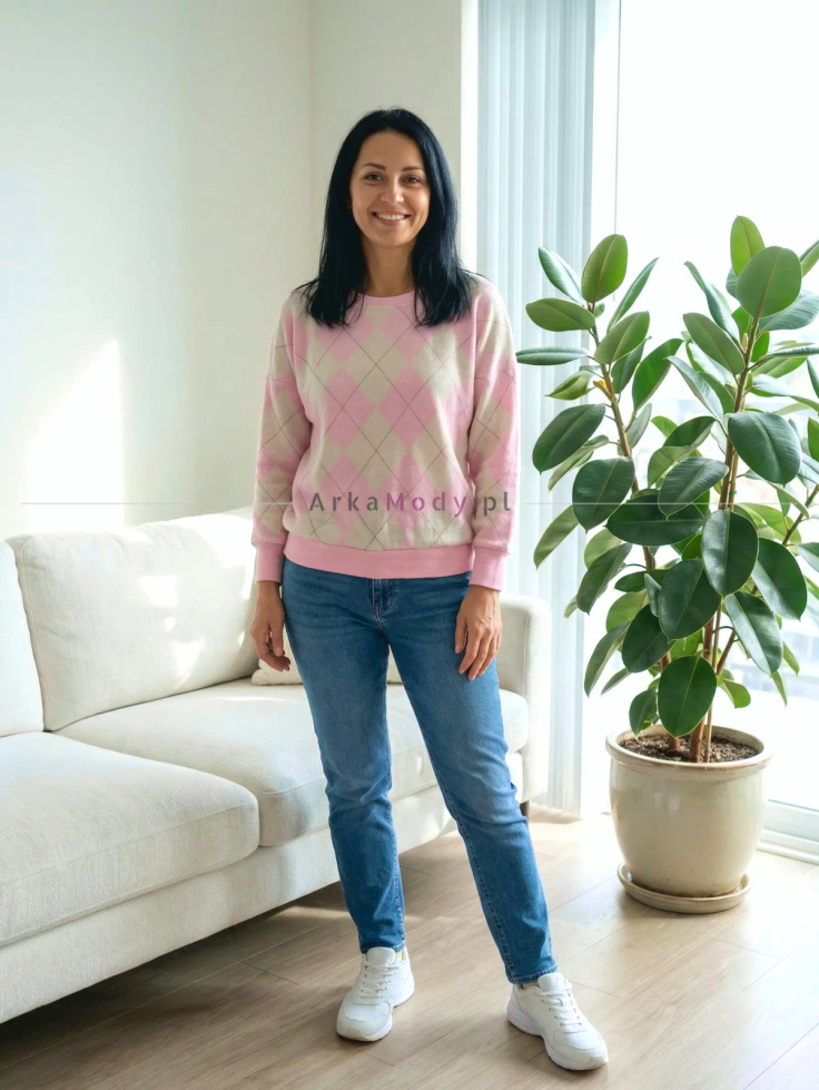 Sweterek damski romby róż wkładany przez głowę pudełkowym kroju oversize dekolt okrągły PURPURA Polska 3